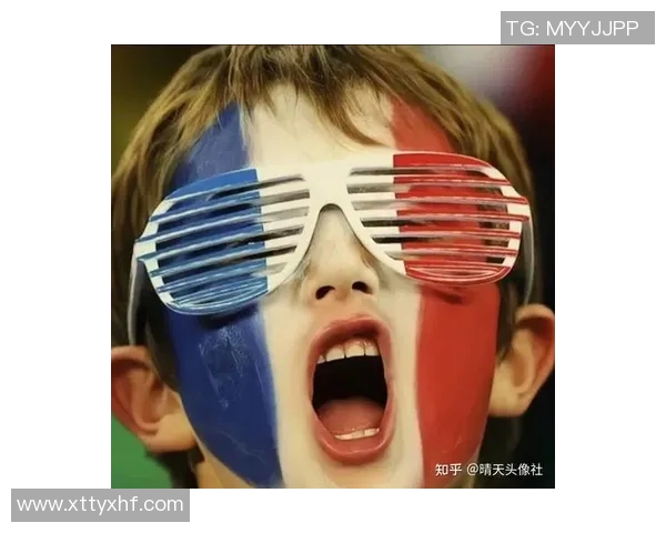 足球明星与球迷亲密互动打造专属头像展现热爱与激情 足球明星与球迷亲密互动打造专属头像展现热爱与激情